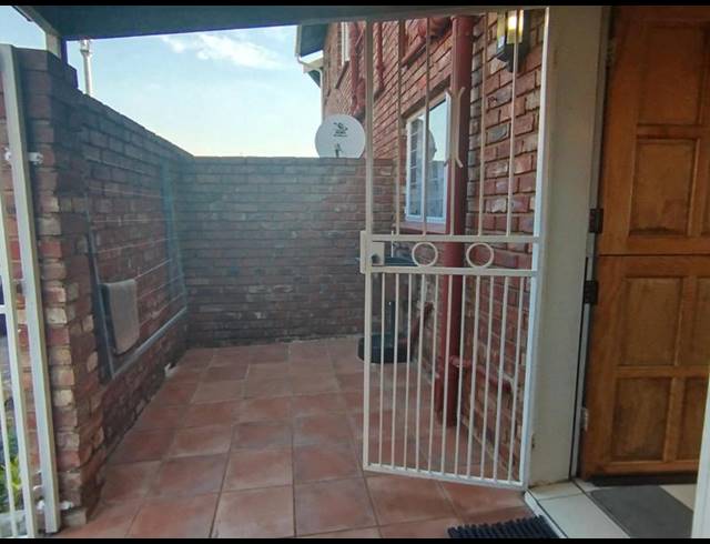 2 BEDROOM TOWNHOUSE FOR SALE IN FREEWAY PARK